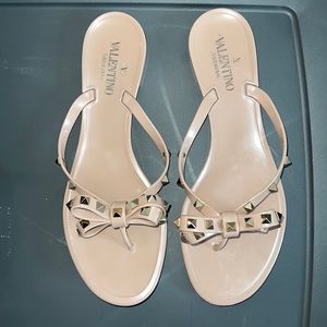 Valentino Garavani Rockstud Bow Jelly Thong Sandal